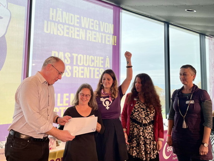  Charta | charte  Übergabe der Charta an / Remise de la Charte à Pierre-Yves Maillard Photo