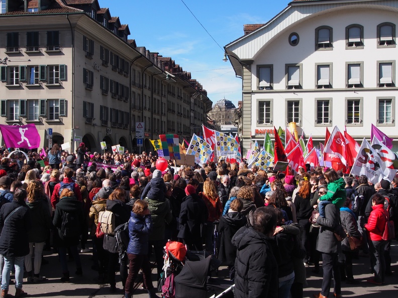 8-mrz-2018-internationaler-frauenkampftag-demo-waisenhausplatz-bern-25818617757-o.jpg